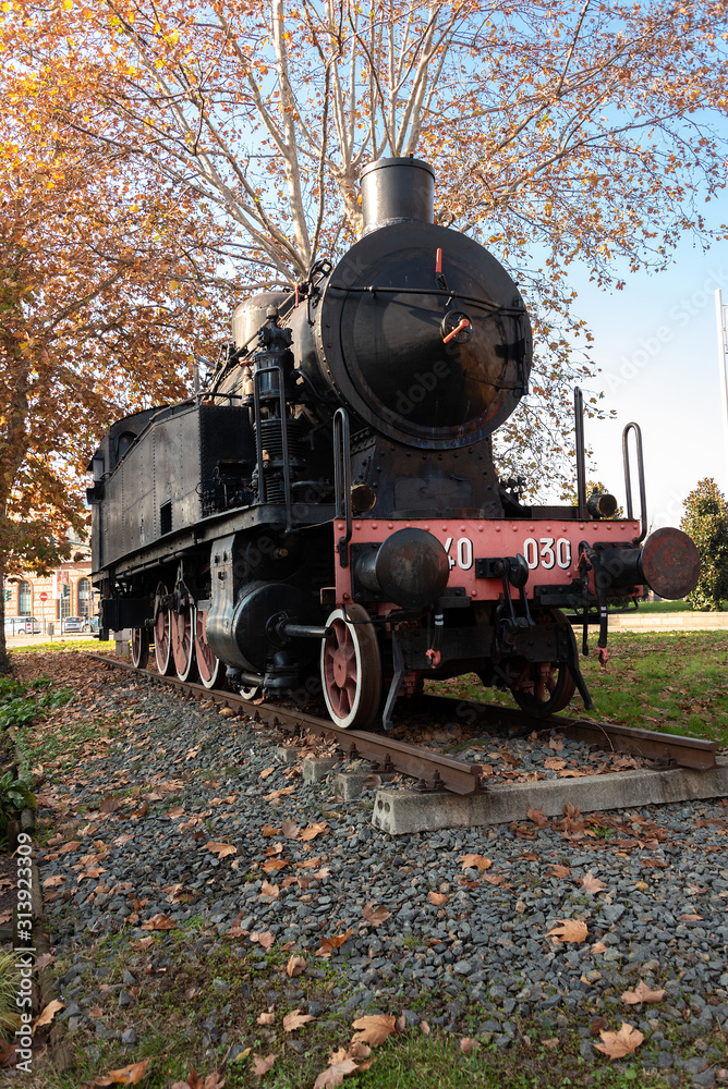 Obraz premium old steam locomotive on rail on display