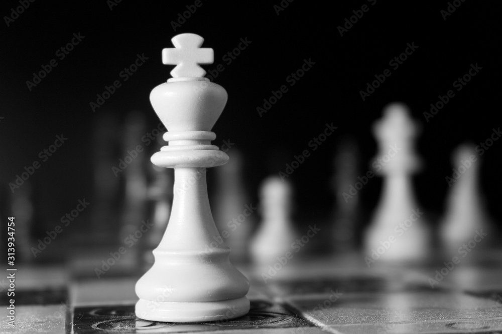 Scacchi fotografati su una scacchiera Scacchi fotografati su una scacchiera