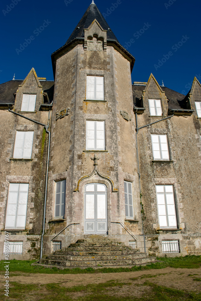 devanture du château de Beaupuy vues des armoiries vendée france devanture du château de Beaupuy vues des armoiries vendée france