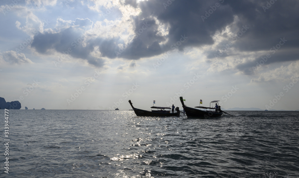 Longtail boats sur la mer d'Andaman Longtail boats sur la mer d'Andaman