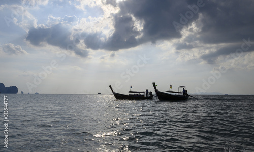 Longtail boats sur la mer d'Andaman