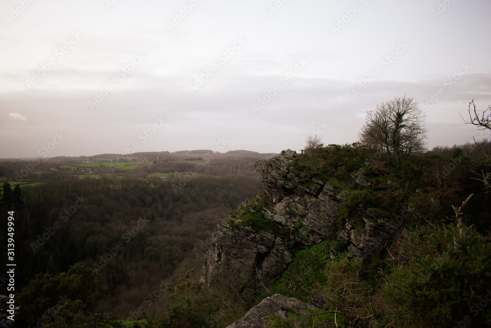 Fototapeta premium Cliff with the horizon in clouddy and foggy sky