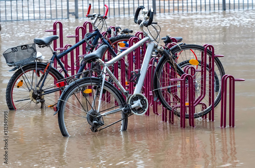 Fahrräder im Hochwasser photo