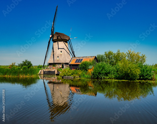 Kinderdijk windmill photo