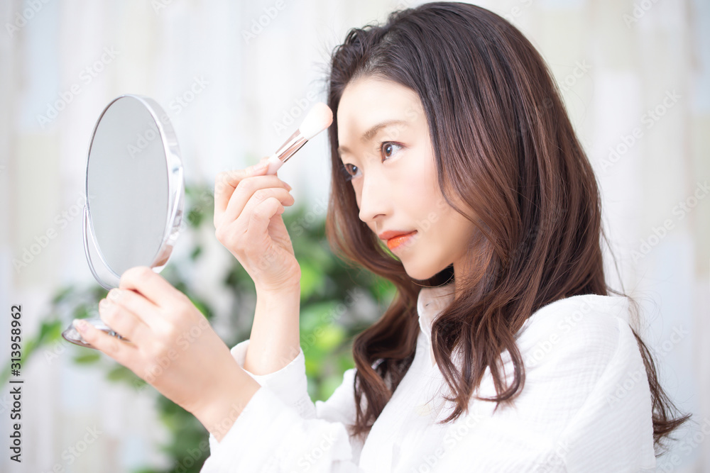 メイクする女性