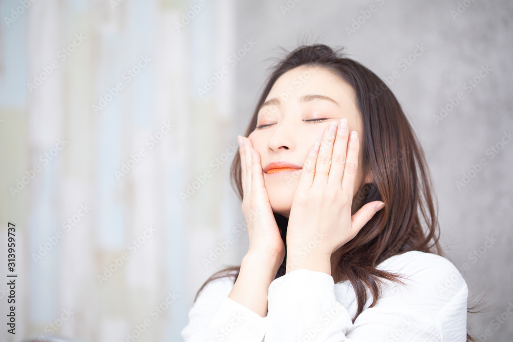 スキンケアする女性 スキンケアする女性