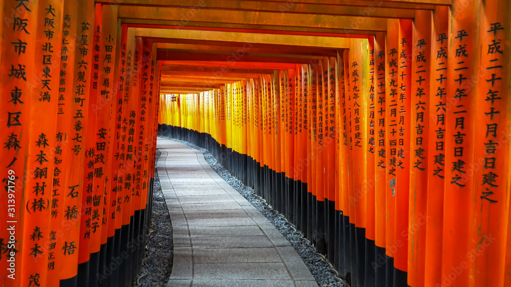 Fototapeta premium KYOTO, JAPAN - APRIL, 16, 2018: red torii gates at fushimi inari shrine