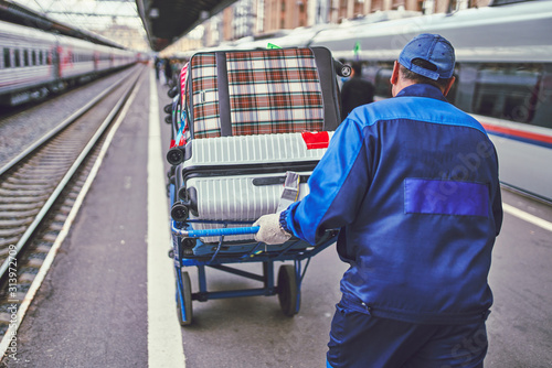 Cuadro en lienzo porter at the train station. Baggage transportation