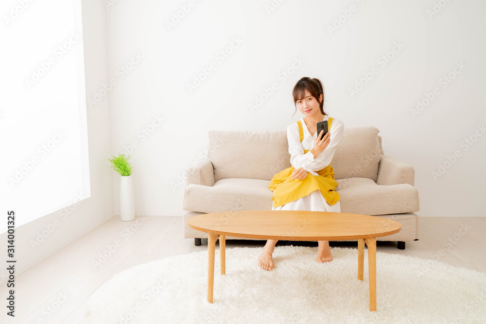 ソファーに座っている女性 ソファーに座っている女性