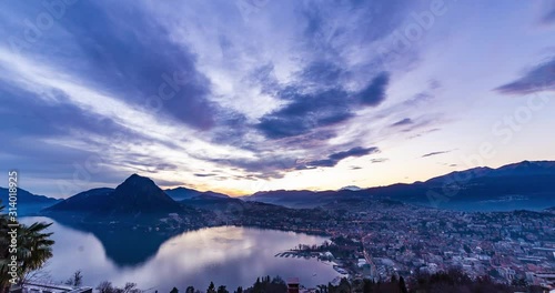 Time lapse del tramonto sulla Città di Lugano - Svizzera - ripresa dal paese di Aldesago