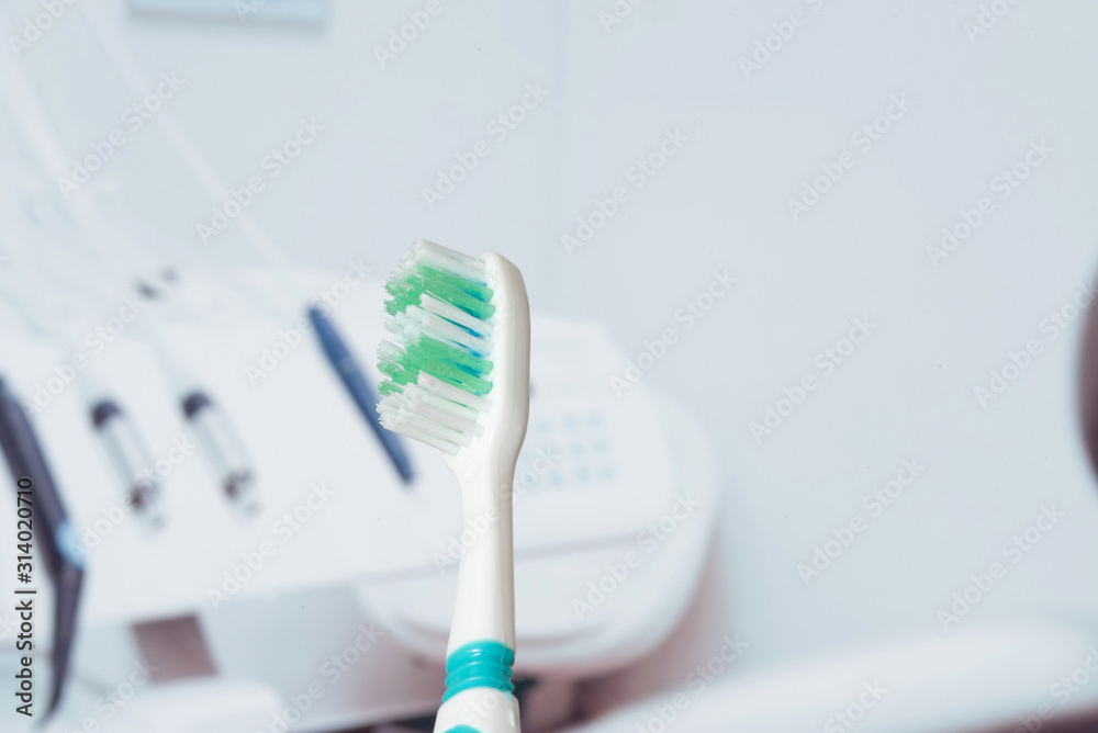 Die Praxis von einem Zahnarzt und eine Zahnbürste
