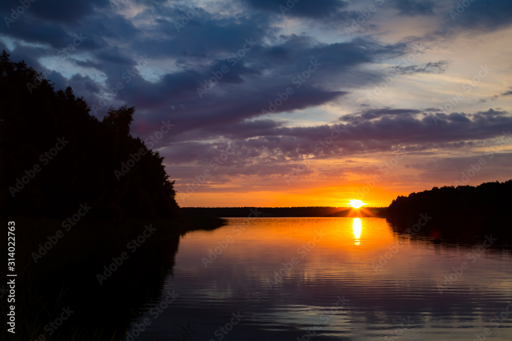 Obraz premium am See bei einem schönen Sonnenuntergang 