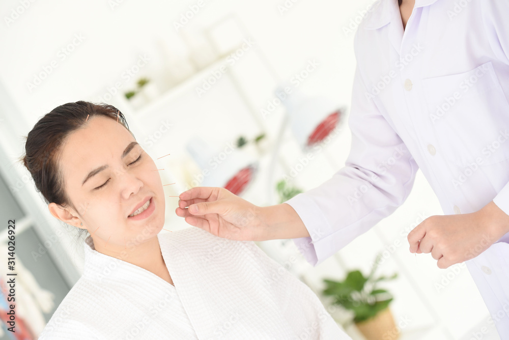 Fototapeta premium acupuncture treatment therapy by doctor
