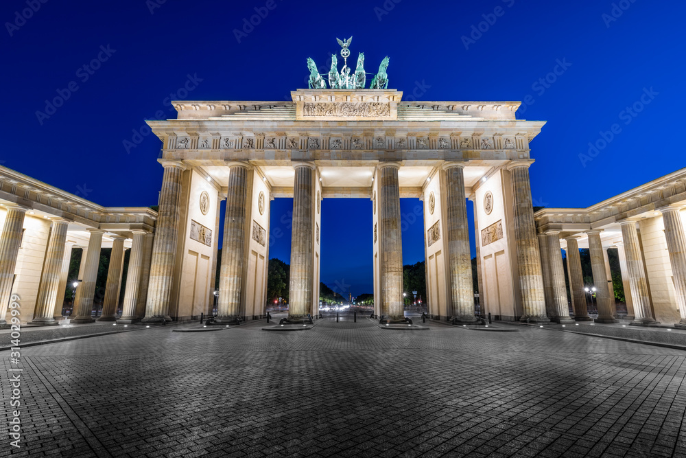 Obraz premium Symmetrical night shot of the Brandenburg Gate in Berlin