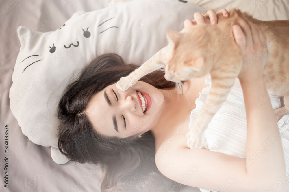 Φωτογραφία Beautiful asian  cat lover woman is playing with cat in her room