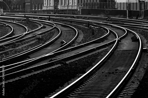 Eisenbahn Gleise Kurven Weichen Signale schwarz weiß Kontrast Hamburg Hauptbahnhof Einfahrt Hauptstrecke Morgen Dämmerung Technik Verkehr Struktur Kontrast Deutschland