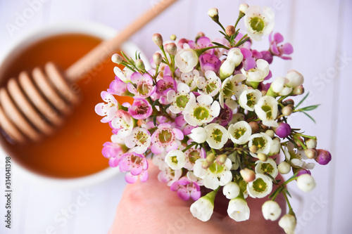 Close up of manuka flower and honey 