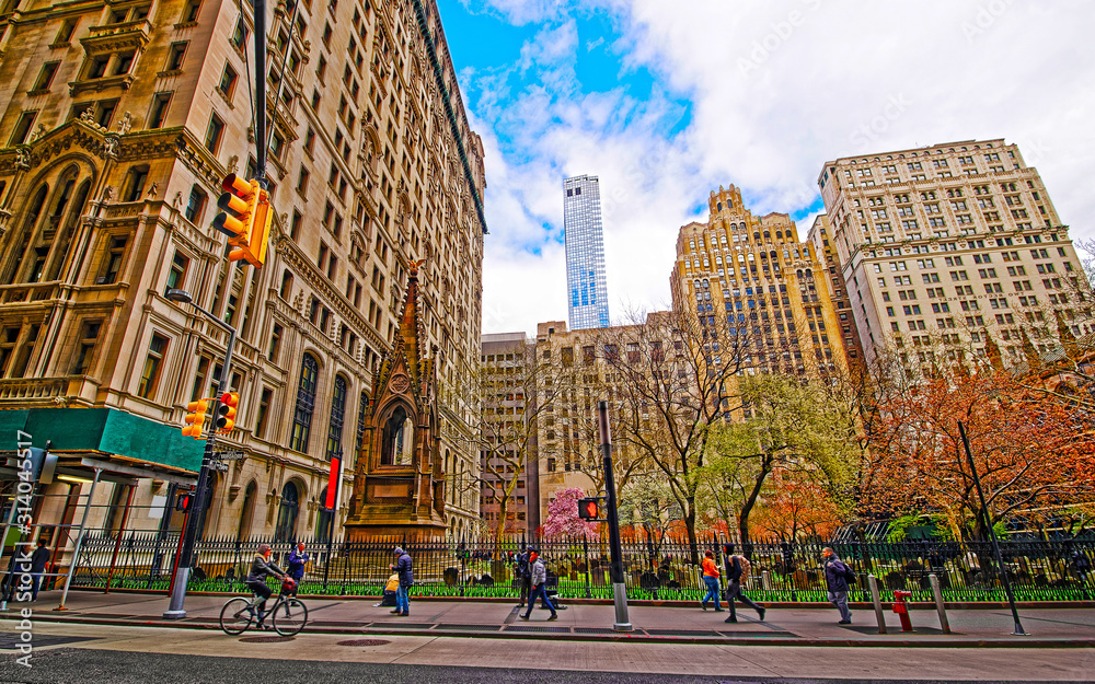 Naklejka premium Street view on Trinity Church in Financial District of Lower Manhattan, New York of USA. Skyline and cityscape with skyscrapers at United States of America, NYC, US. American architecture. Wall Street