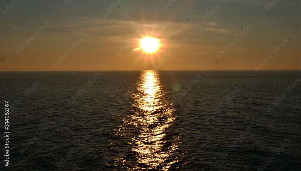 Fototapeta premium Sonnenuntergang über dem Meer