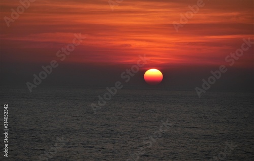 Fototapeta Naklejka Na Ścianę i Meble -  Sonnenuntergang über dem Meer