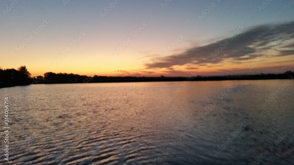 Obraz premium sunset on lake