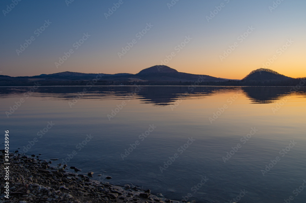 静かな湖畔の夜明け。屈斜路湖、北海道、日本。