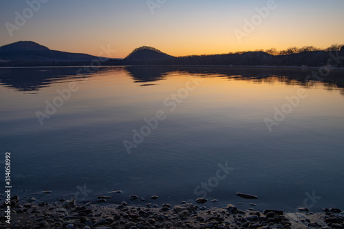 静かな湖畔の夜明け。屈斜路湖、北海道、日本。