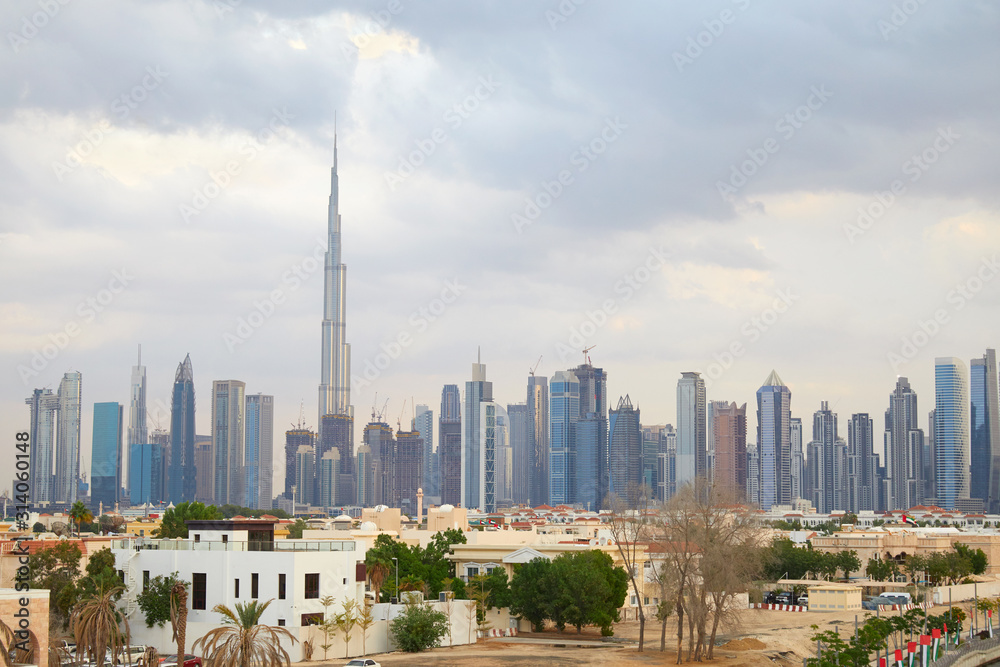 Obraz premium Burj Khalifa skyscraper, Dubai skyline and residential area in a cloudy day