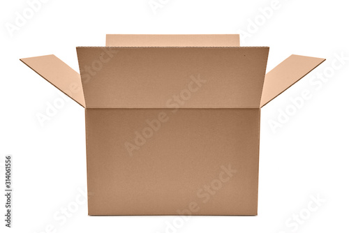 Otwarte pudełko kartonowe na białym tle