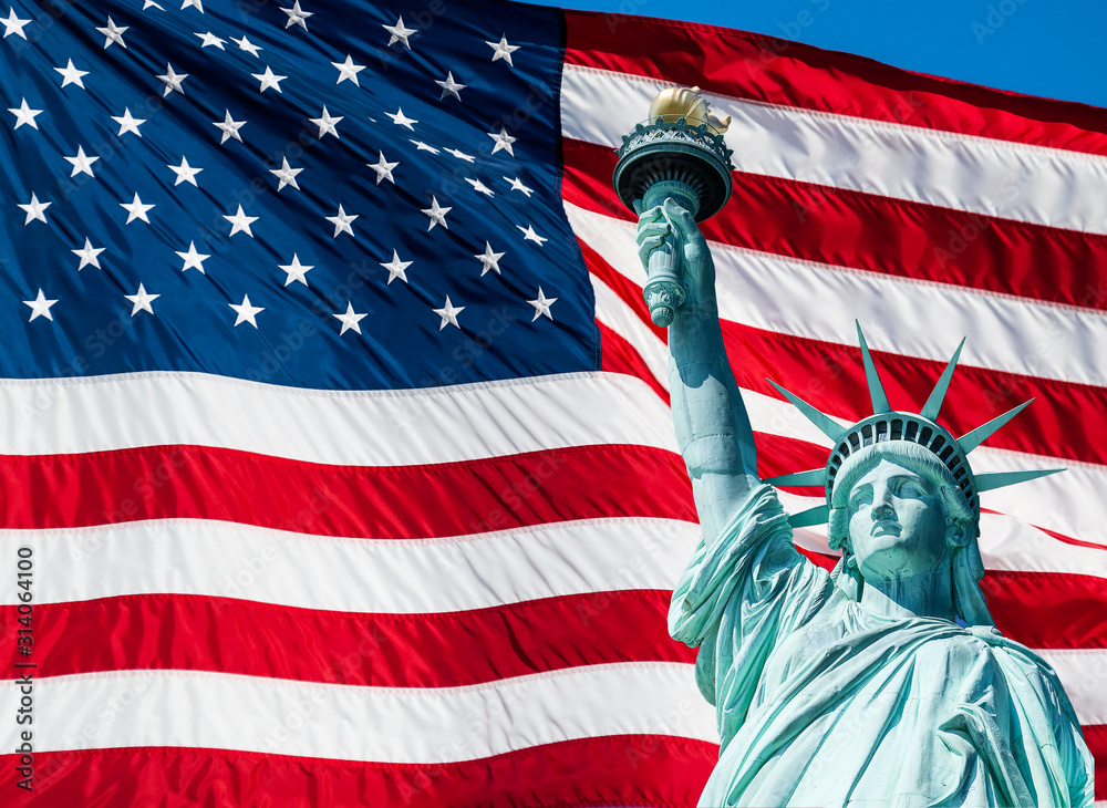 Naklejka premium Statue of Liberty and US Flag