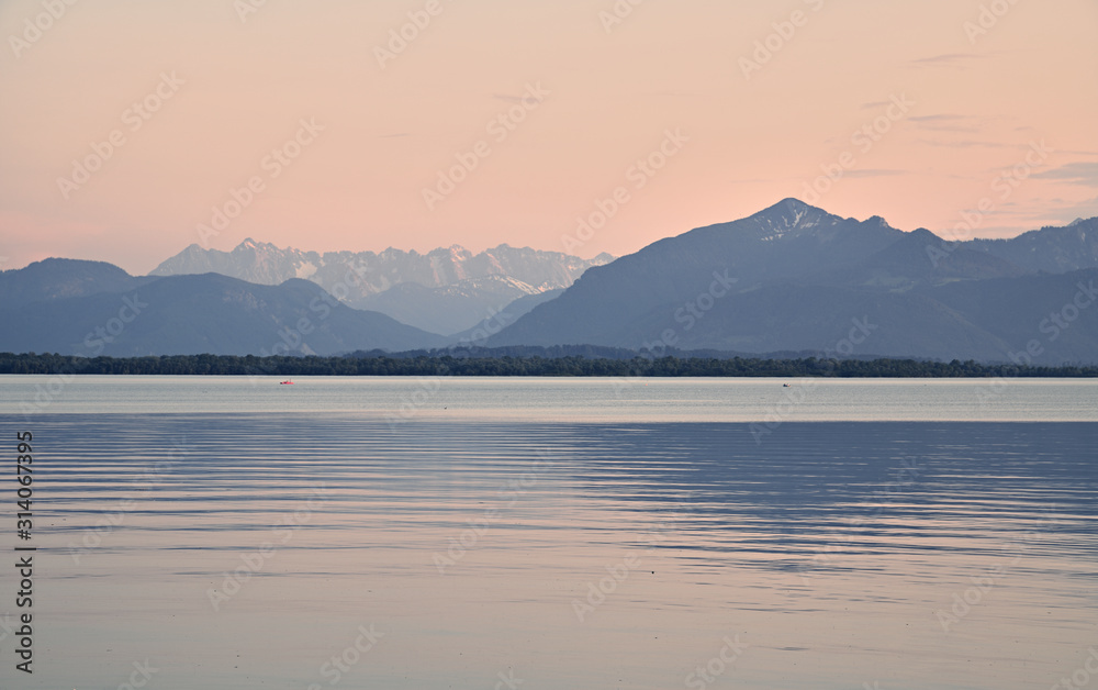 Fototapeta premium Spiegelung der Bayerischen Voralpen im Chiemsee