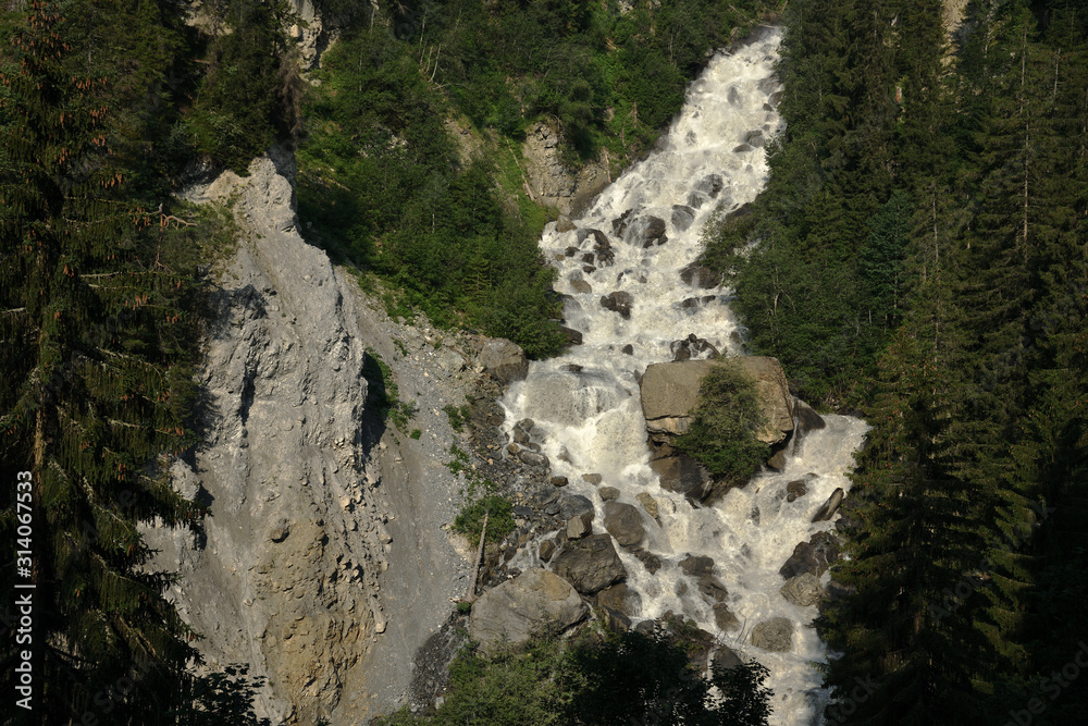 Obraz premium Der Wasserfall des Flem bei Flims