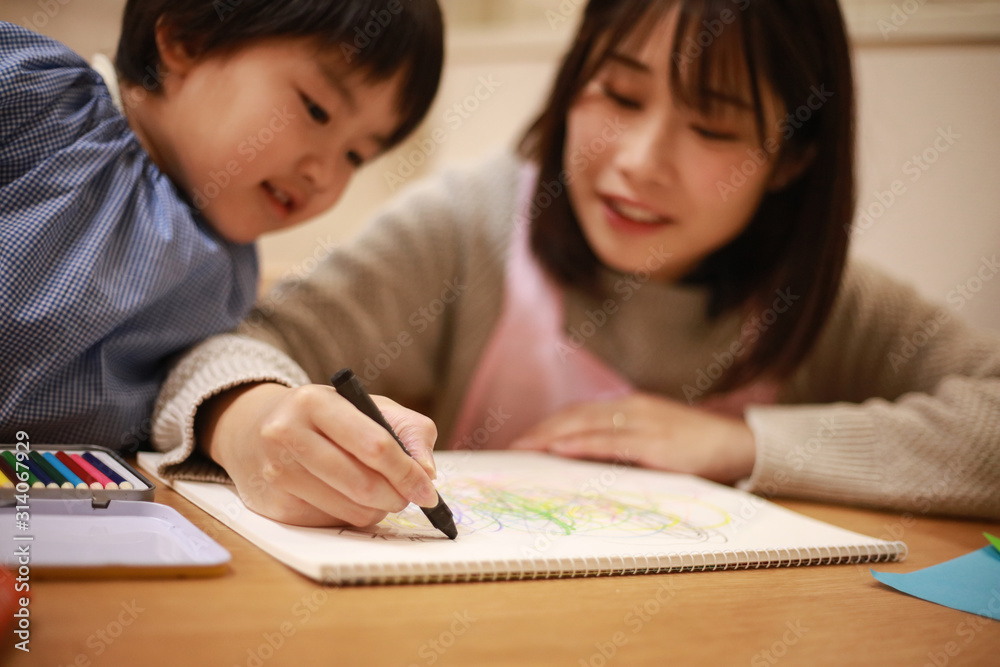 お絵描きする男の子と保育士イメージ お絵描きする男の子と保育士イメージ