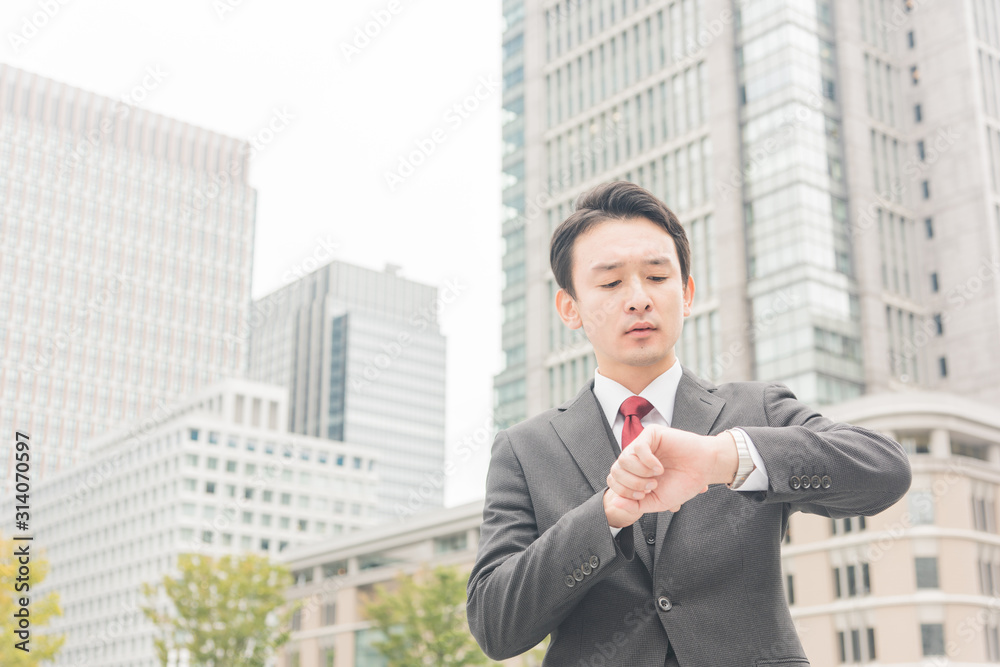 腕時計を見るビジネスマン 腕時計を見るビジネスマン