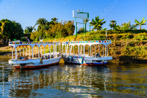 Obraz na plátně Tourist boats moored near the bank of Nile river in Luxor, Egypt