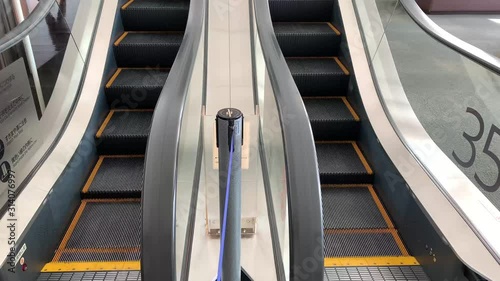 上りと下りのエスカレーター