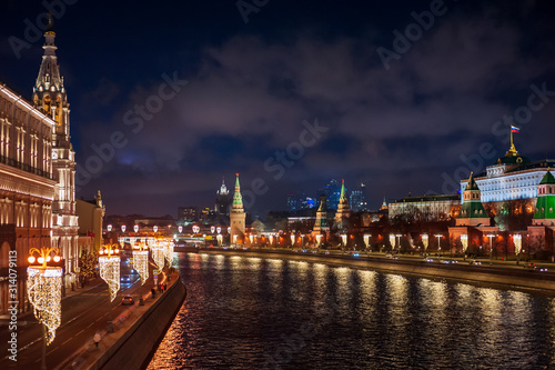 Photography Moscow, Russia - January 03, 2020: View of the Moscow Kremlin, Moscow river and Kremlin embankment at the Christmas illuminations at night