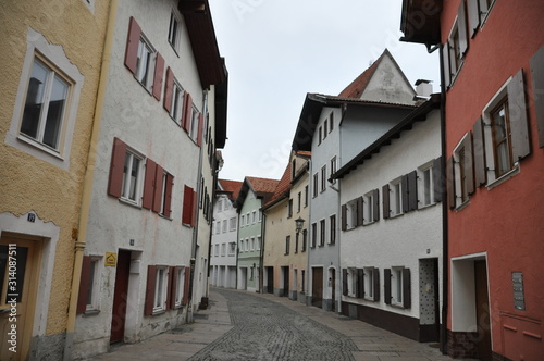 geschlossene Häuserzeile in Innenstadt von Füssen im Allgäu, Deutschland 