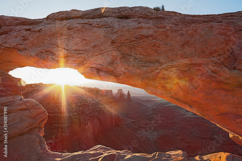 Sonnenaufgang Mesa Arch Canyonlands National Park    Utah  USA