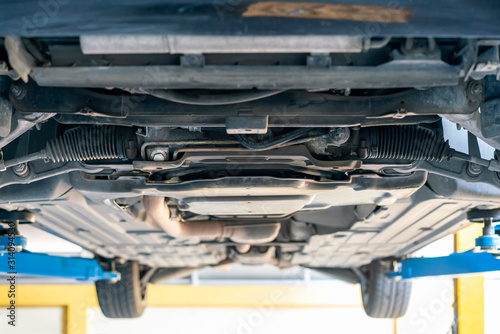 Foto chassis bottom view and power steering rack and suspension system of saloon or s