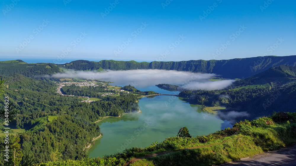 Obraz premium Lake and mountains