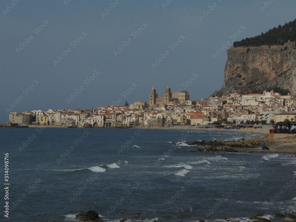 Cefalù – Panorama with the Tyrrhenian coast of Sicily and the rocky promontory of Madonie Park