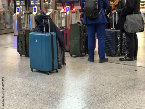 Voyageurs en attente dans hall avec bagages