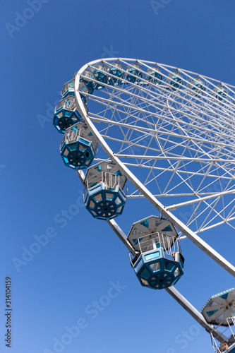 Grande roue dans un ciel bleu