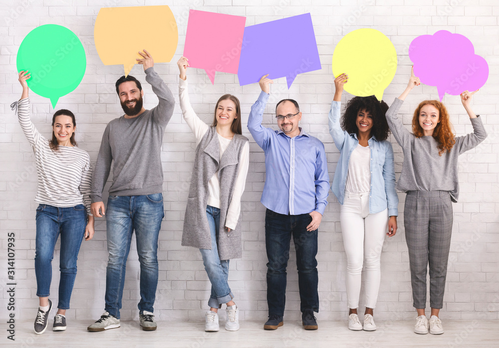 Naklejka premium Diverse people holding colorful speech bubbles, free space