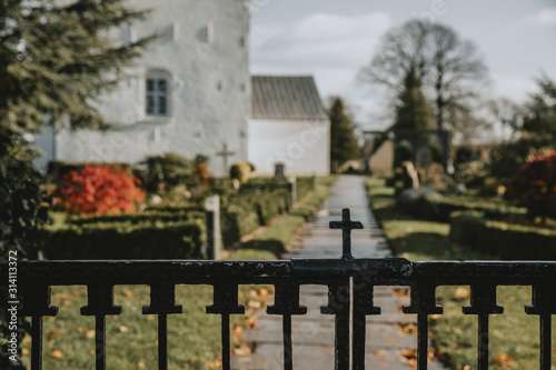Foto The detail of christian cross on the upper part of entrance gate to Jelling ceme