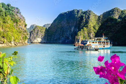 Obraz na plátně Scenic view with limeston mountains in the bay near Cat Ba Island, Vietnam