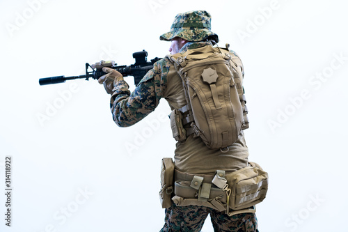 soldier in action aiming laseer sight optics