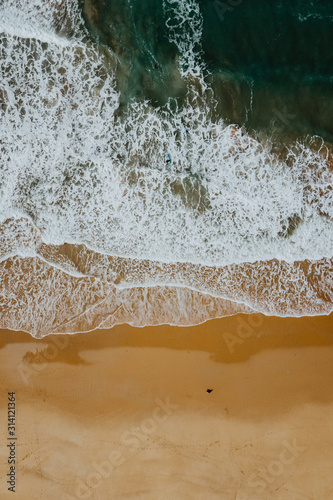 Ozean Wellen Person alleine am Strand