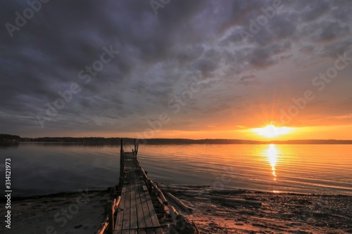 romantischer Sonnenuntergang am Meer